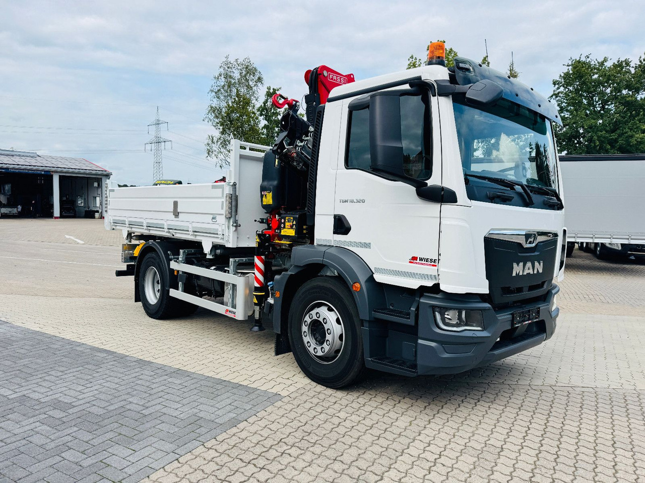 MAN 18.320 4x2 mit Fassi Ladekran Sofort Verfügbar - Camión volquete, Camión grúa: foto 2 MAN 18.320 4x2 mit Fassi Ladekran Sofort Verfügbar - Camión volquete, Camión grúa: foto 2