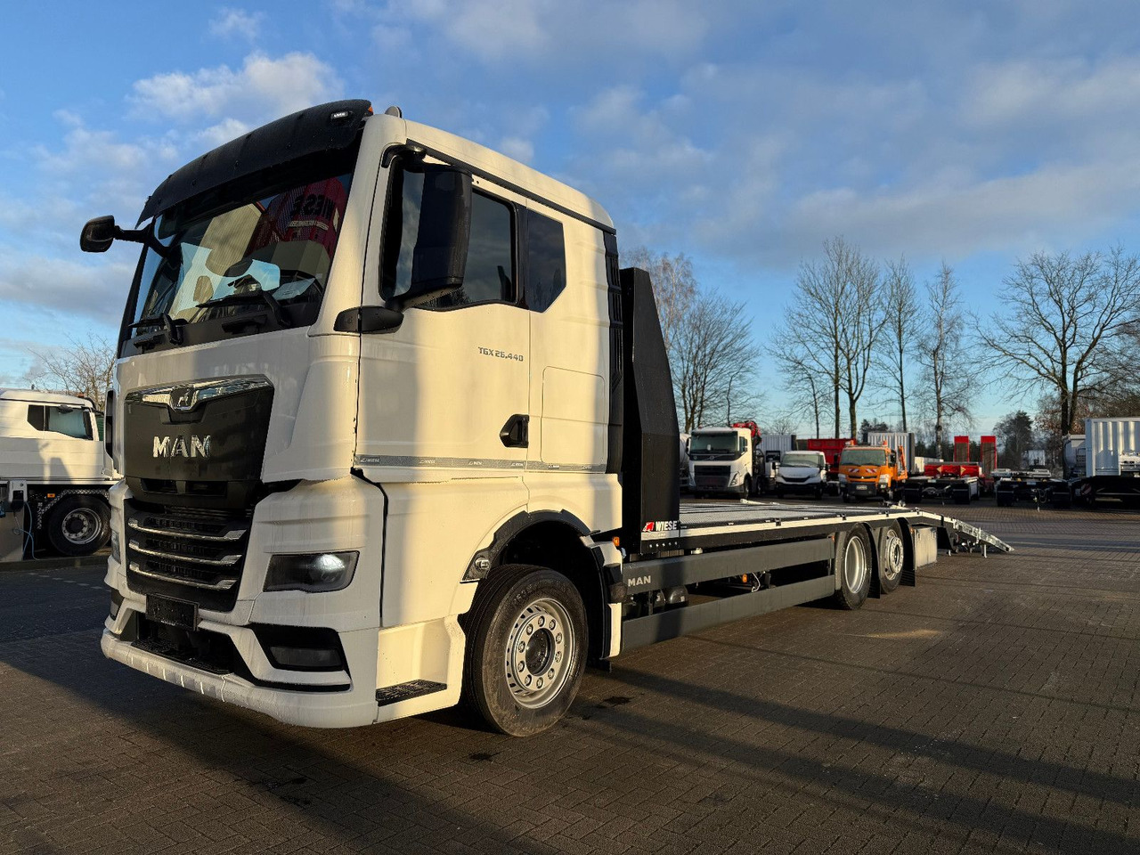 MAN Baumaschinen-  Arbeitsbühnentransporter Rampen - Camión caja abierta: foto 5 MAN Baumaschinen-  Arbeitsbühnentransporter Rampen - Camión caja abierta: foto 5
