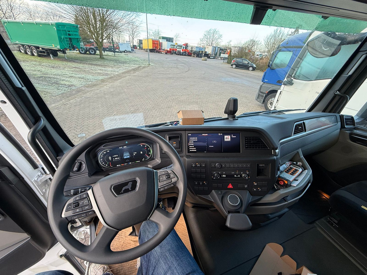 MAN Baumaschinen- Arbeitsbühnentransporter Rampen - Grua de remolque autos: foto 4 MAN Baumaschinen- Arbeitsbühnentransporter Rampen - Grua de remolque autos: foto 4