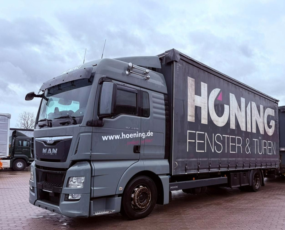 MAN TGX 18.440 LL Volumen LKW mit Staplerhalterung MAN TGX 18.440 LL Volumen LKW mit Staplerhalterung - Camión lona: foto 1 MAN TGX 18.440 LL Volumen LKW mit Staplerhalterung MAN TGX 18.440 LL Volumen LKW mit Staplerhalterung - Camión lona: foto 1
