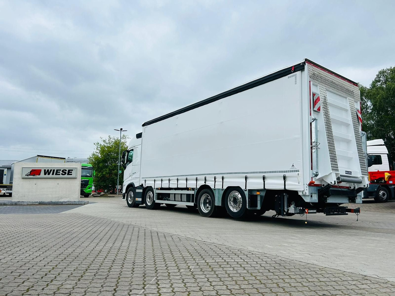 Volvo FH 500 8x2 Arbeitsbühnen Transporter LBW 9t - Camión lona: foto 2 Volvo FH 500 8x2 Arbeitsbühnen Transporter LBW 9t - Camión lona: foto 2