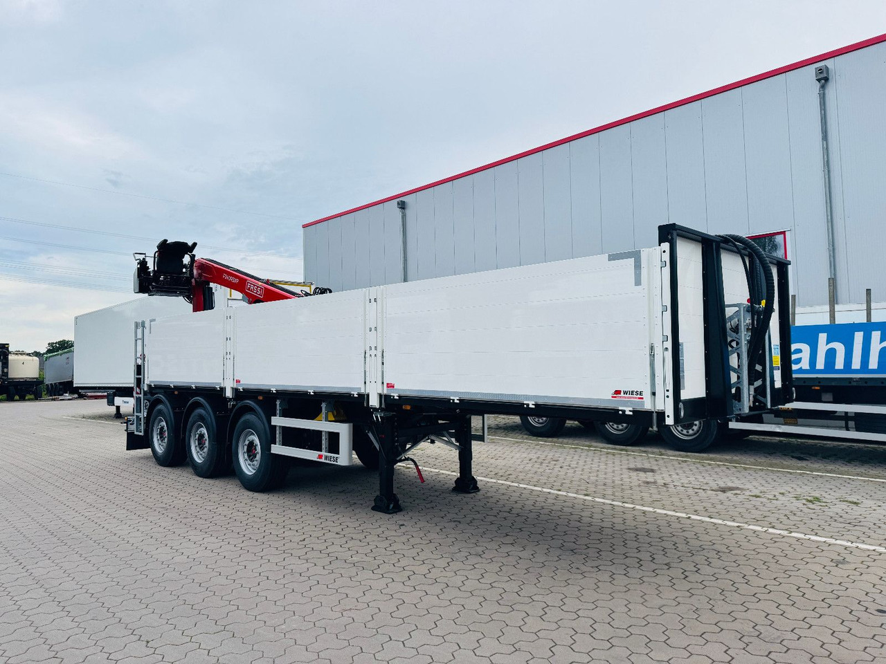 Wiese Baustoffauflieger - Heckkran Kran Fassi - Semirremolque plataforma/ Caja abierta: foto 3 Wiese Baustoffauflieger - Heckkran Kran Fassi - Semirremolque plataforma/ Caja abierta: foto 3