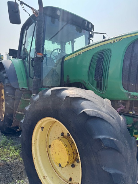 JOHN DEERE 6820 - Tractor: foto 1 JOHN DEERE 6820 - Tractor: foto 1
