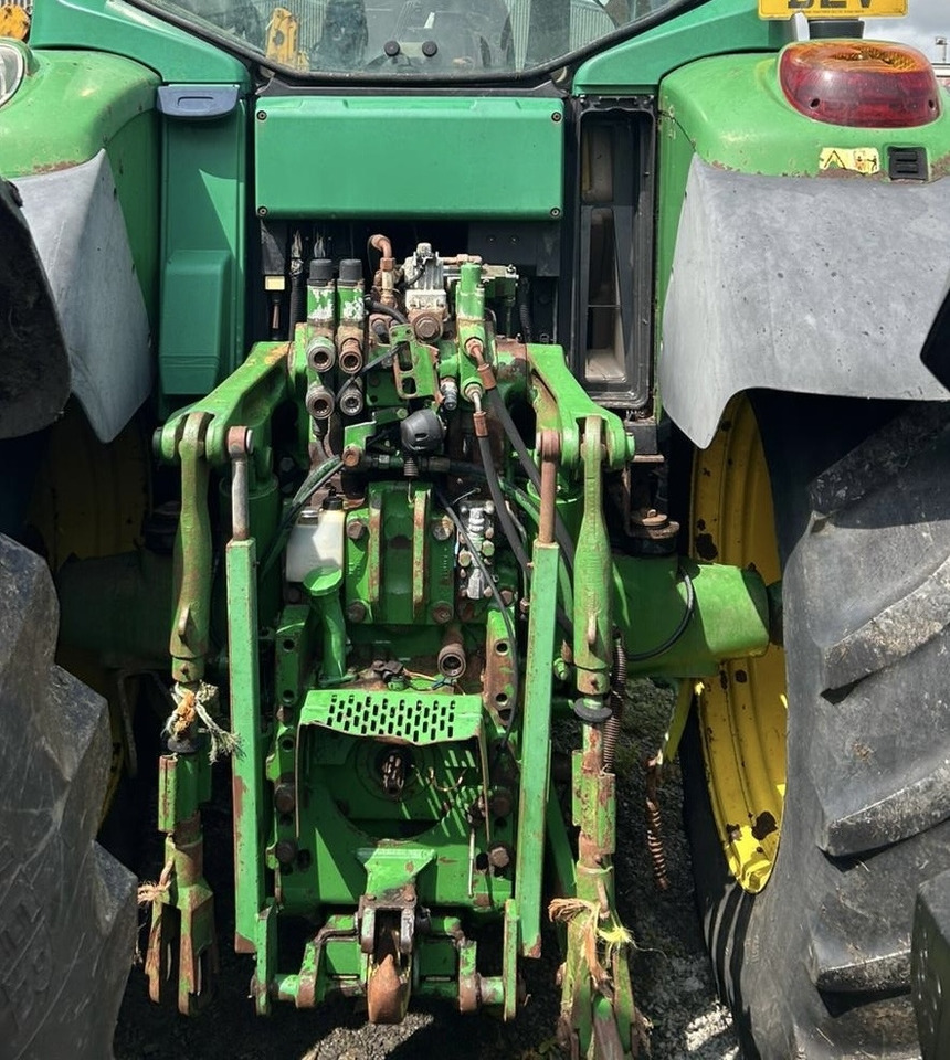 JOHN DEERE 6820 - Tractor: foto 2 JOHN DEERE 6820 - Tractor: foto 2