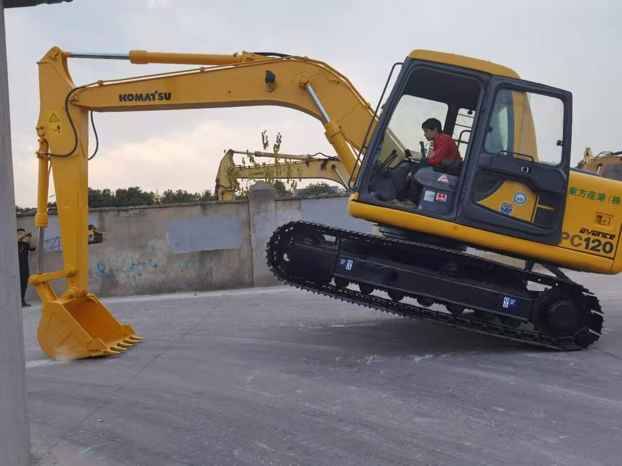 KOMATSU PC120-6 - Excavadora de cadenas: foto 5 KOMATSU PC120-6 - Excavadora de cadenas: foto 5