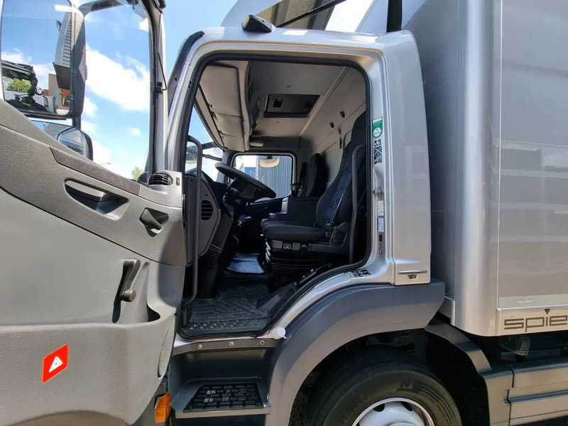 Foto del interior 1: Camión caja cerrada Mercedes-Benz Atego 1218 Koffer/ Ladebordwand/ Airco/ Grau Metallic