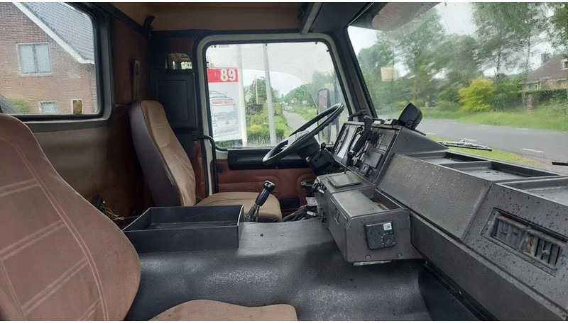 Foto del interior 1: Camión cisterna Scania P82 4x2 Tank