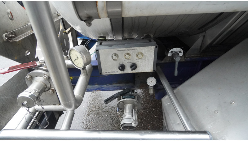 Burg 3 AXLE WATER TANK 32.000LTR - Semirremolque cisterna: foto 4 Burg 3 AXLE WATER TANK 32.000LTR - Semirremolque cisterna: foto 4