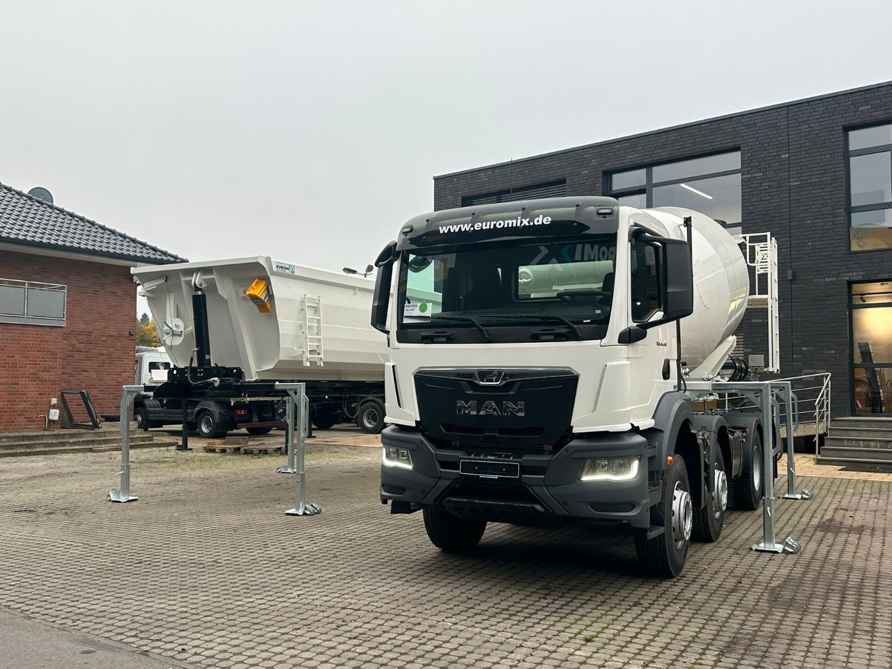 MAN TGS 41.480 8x4 WECHSELSYSTEM KIPPER+MISCHER - Camión volquete: foto 2 MAN TGS 41.480 8x4 WECHSELSYSTEM KIPPER+MISCHER - Camión volquete: foto 2