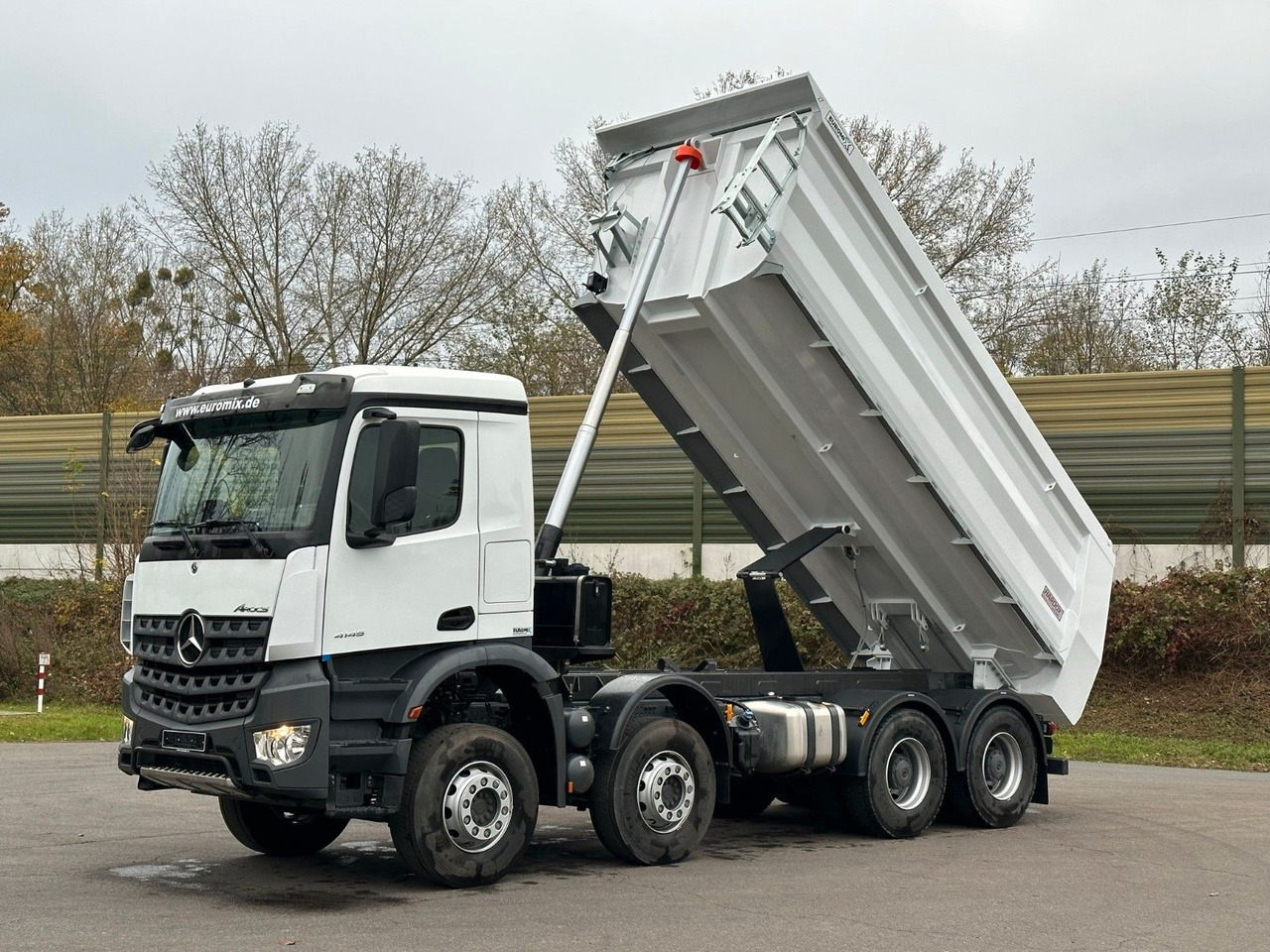 Mercedes-Benz AROCS 5 4145 8X4 E6e EuromixMTP 18m³ Kipper - Camión volquete: foto 1 Mercedes-Benz AROCS 5 4145 8X4 E6e EuromixMTP 18m³ Kipper - Camión volquete: foto 1