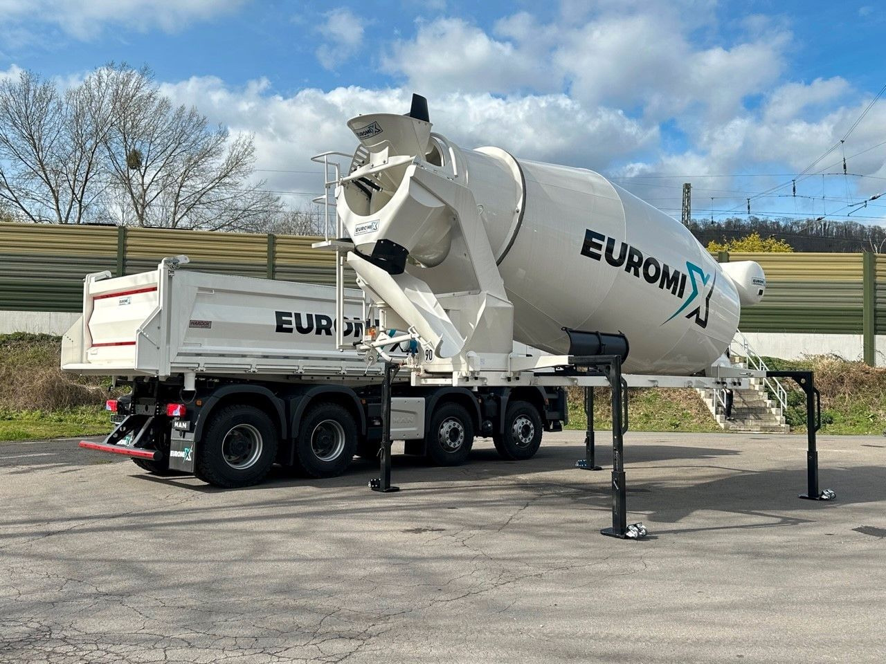 Volvo FMX 460 8x4 / WECHSELSYSTEM KIPPER+MISCHER Volvo FMX 460 8x4 / WECHSELSYSTEM KIPPER+MISCHER - Camión volquete: foto 1 Volvo FMX 460 8x4 / WECHSELSYSTEM KIPPER+MISCHER Volvo FMX 460 8x4 / WECHSELSYSTEM KIPPER+MISCHER - Camión volquete: foto 1