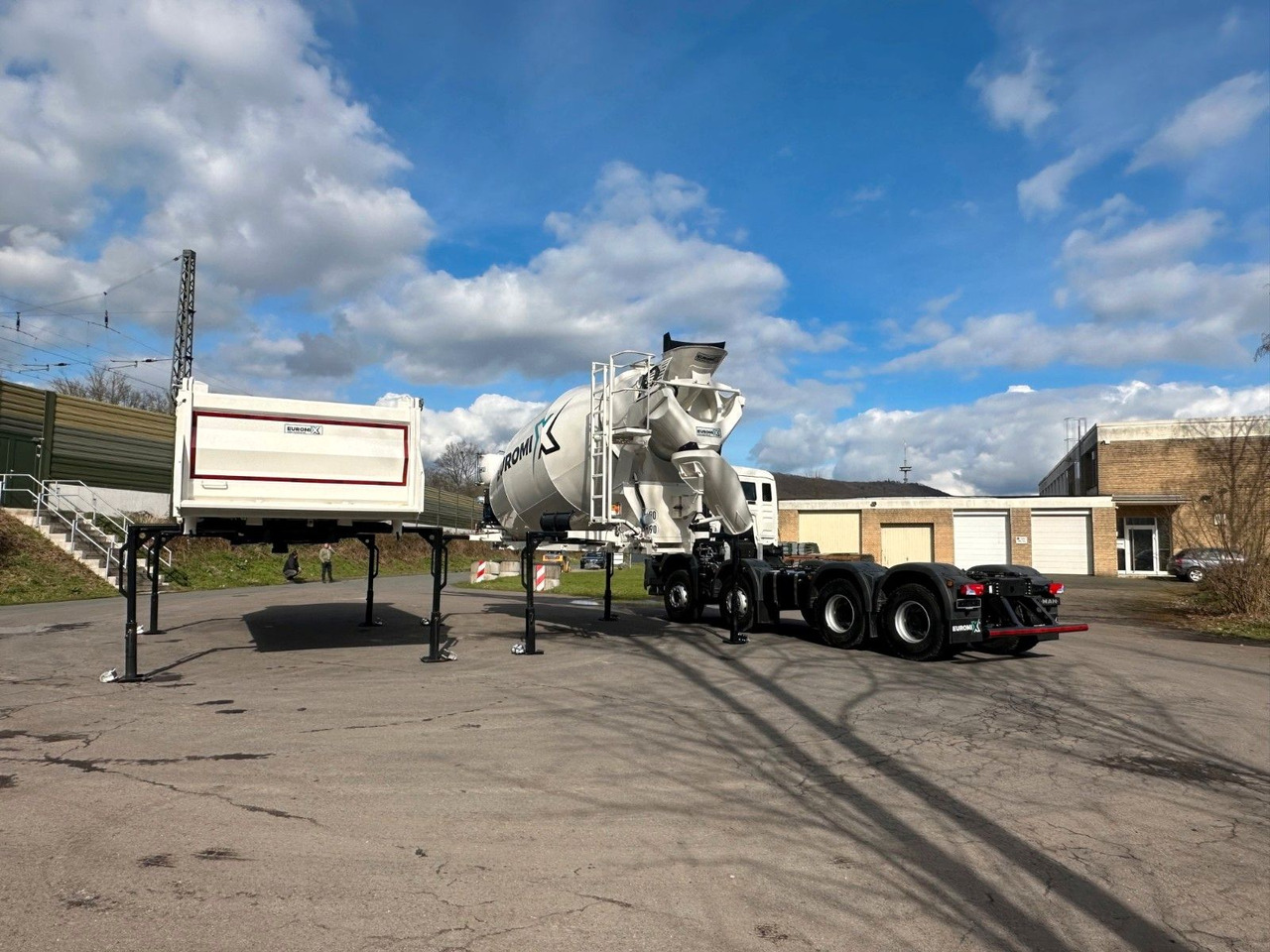 Volvo FMX 460 8x4 / WECHSELSYSTEM KIPPER+MISCHER Volvo FMX 460 8x4 / WECHSELSYSTEM KIPPER+MISCHER - Camión volquete: foto 1 Volvo FMX 460 8x4 / WECHSELSYSTEM KIPPER+MISCHER Volvo FMX 460 8x4 / WECHSELSYSTEM KIPPER+MISCHER - Camión volquete: foto 1