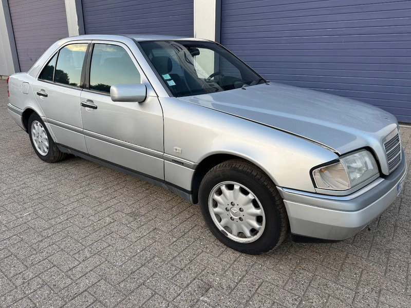 Mercedes-Benz C-Klasse **C180-PETROL-AC** - Sedan: foto 3 Mercedes-Benz C-Klasse **C180-PETROL-AC** - Sedan: foto 3