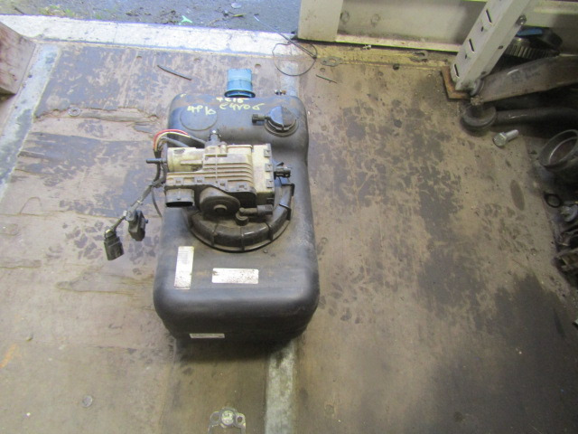 MITSUBISHI FUSO 7C15 AD BLUE TANK COMPLETE P/NO ML212662 - Depósito de combustible para Camión: foto 2 MITSUBISHI FUSO 7C15 AD BLUE TANK COMPLETE P/NO ML212662 - Depósito de combustible para Camión: foto 2