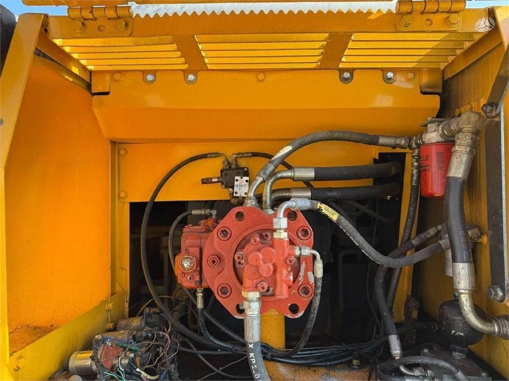 Excavadora de cadenas Volvo EC 240 LC: foto 10