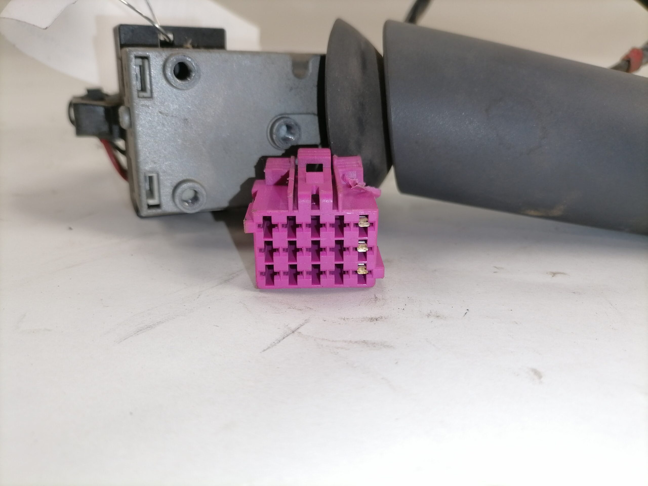 MB Switch, exhaust brake A0075457524 - Sistema eléctrico para Camión: foto 2 MB Switch, exhaust brake A0075457524 - Sistema eléctrico para Camión: foto 2