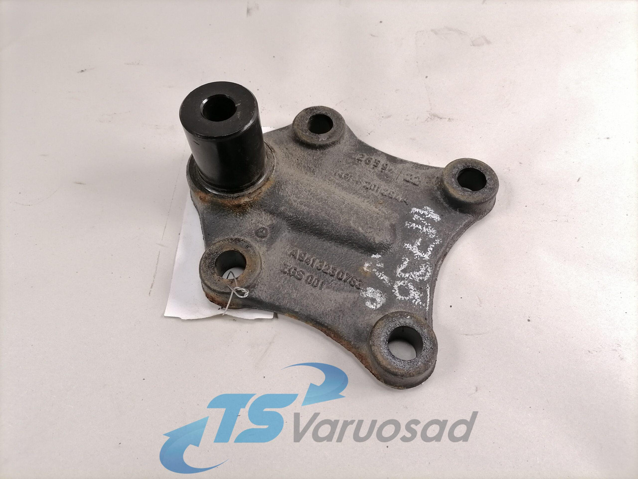 Mercedes-Benz Anti-roll bar bracket A9413230763 - Barra estabilizadora para Camión: foto 1 Mercedes-Benz Anti-roll bar bracket A9413230763 - Barra estabilizadora para Camión: foto 1