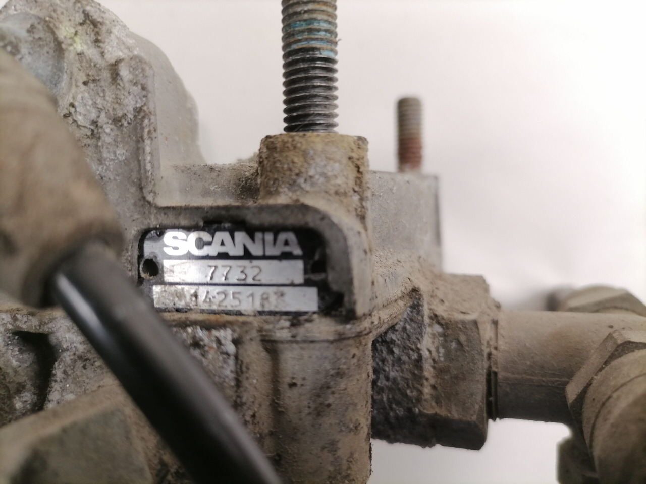 Scania Air pressure control valve 1425183 - Válvula de freno para Camión: foto 4 Scania Air pressure control valve 1425183 - Válvula de freno para Camión: foto 4