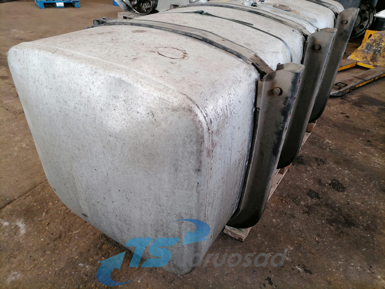 Scania Kütusepaak 700L 1517309 - Depósito de combustible para Camión: foto 2 Scania Kütusepaak 700L 1517309 - Depósito de combustible para Camión: foto 2