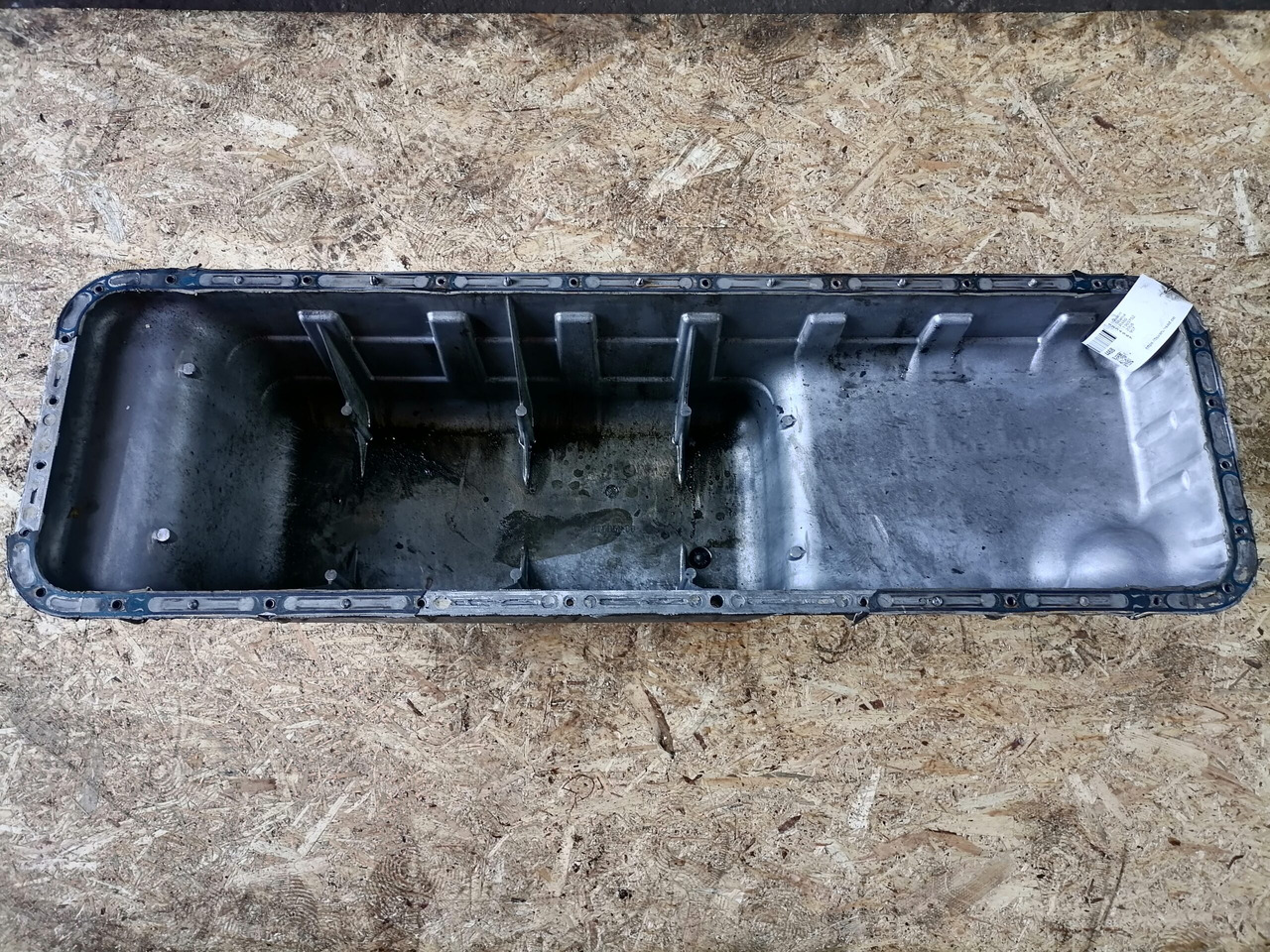 Scania Oil sump 1369752 - Cárter de aceite para Camión: foto 4 Scania Oil sump 1369752 - Cárter de aceite para Camión: foto 4