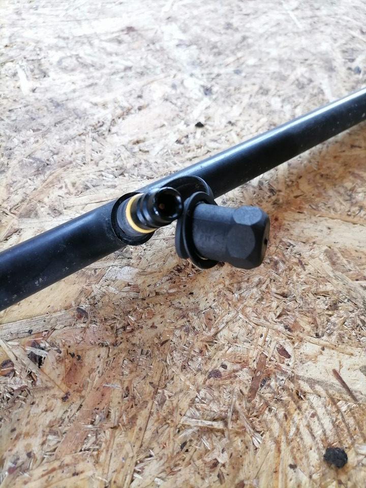 Volvo A/C pipe 20498305 - Calefacción/ Ventilación para Camión: foto 4 Volvo A/C pipe 20498305 - Calefacción/ Ventilación para Camión: foto 4