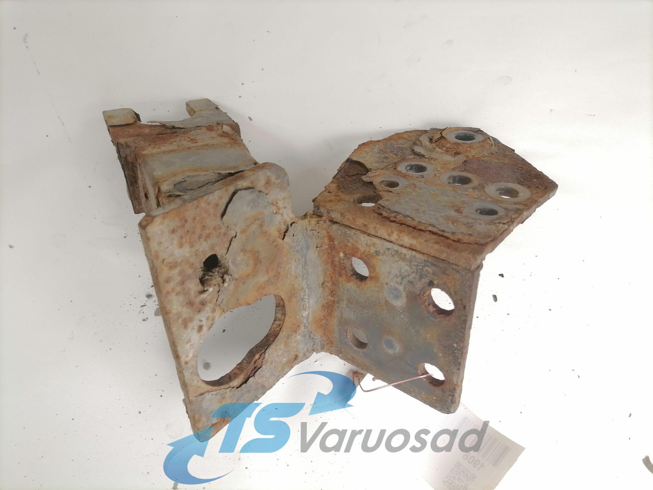 Volvo Bumper bracket 20499243 - Parachoques para Camión: foto 2 Volvo Bumper bracket 20499243 - Parachoques para Camión: foto 2