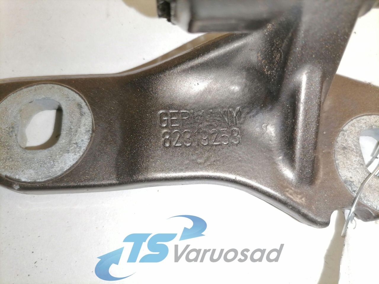 Volvo Door hinge 82319253 - Puerta y piezas para Camión: foto 3 Volvo Door hinge 82319253 - Puerta y piezas para Camión: foto 3