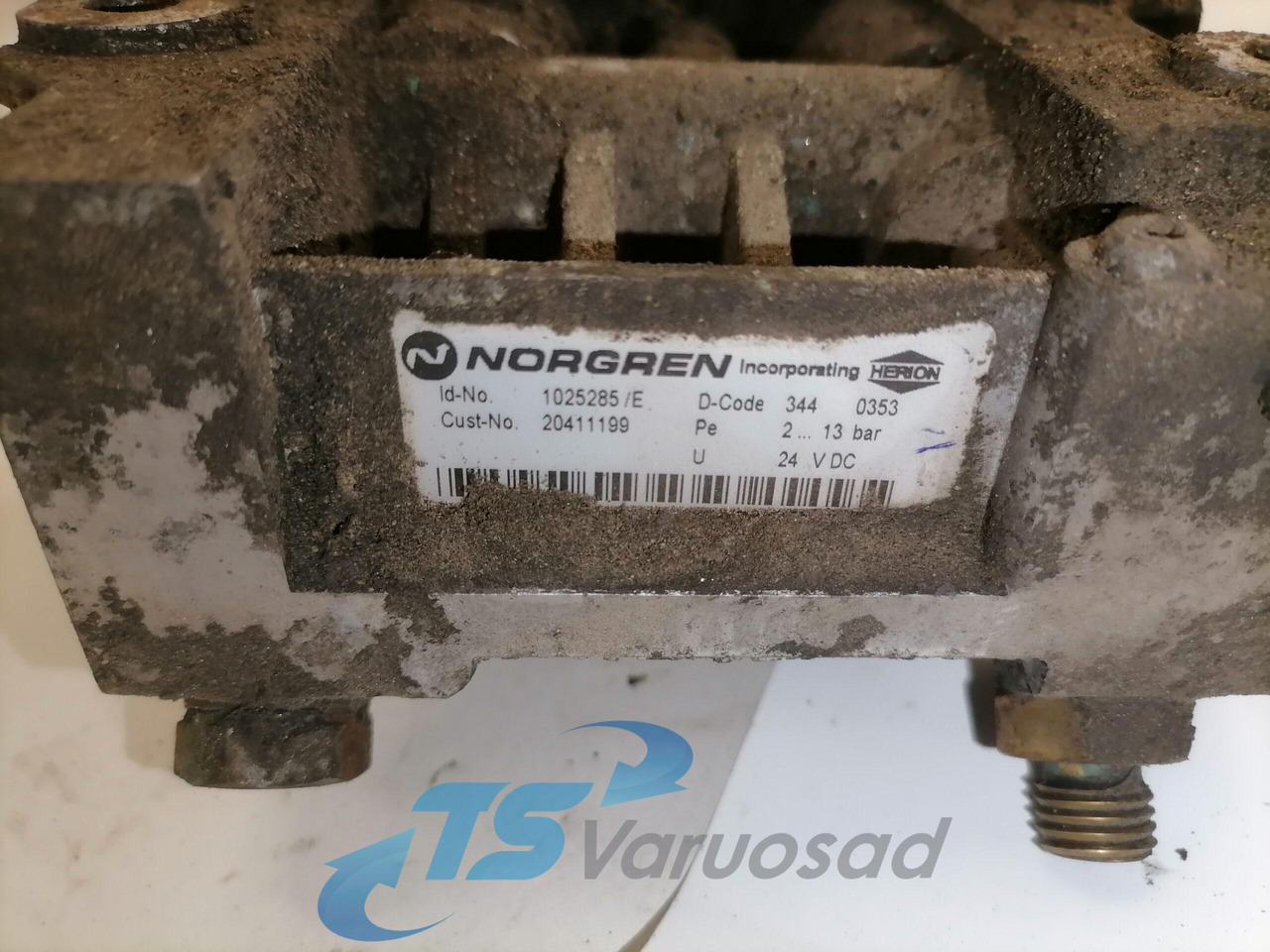 Volvo Engine control switch 2041199 - Sistema de escape para Camión: foto 2 Volvo Engine control switch 2041199 - Sistema de escape para Camión: foto 2