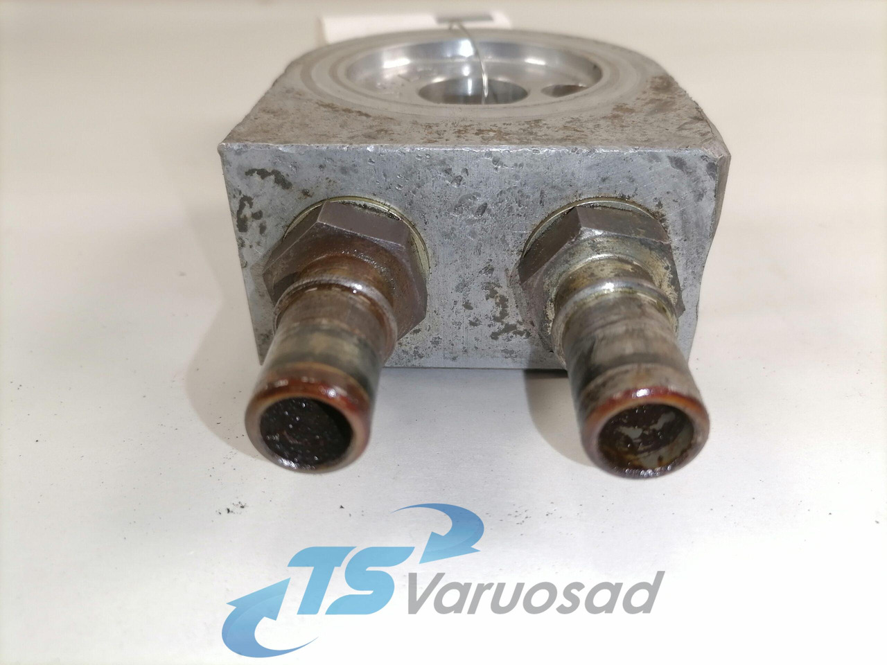 Volvo Käigukasti õlijahuti ühendus 20700752 - Caja de cambios y piezas para Camión: foto 5 Volvo Käigukasti õlijahuti ühendus 20700752 - Caja de cambios y piezas para Camión: foto 5
