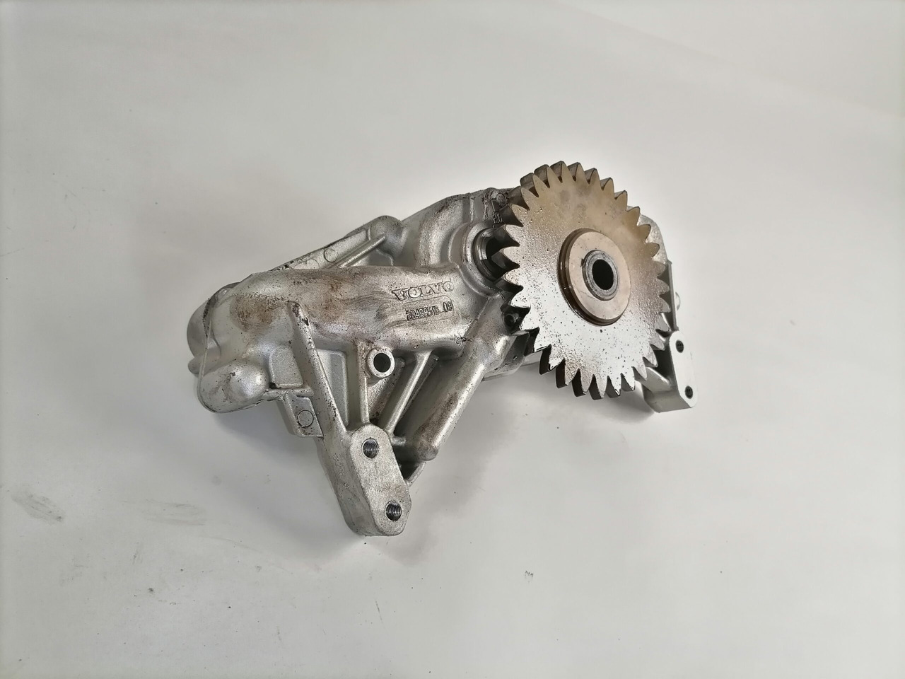 Volvo Oil pump 20498516 - Bomba de aceite para Camión: foto 1 Volvo Oil pump 20498516 - Bomba de aceite para Camión: foto 1