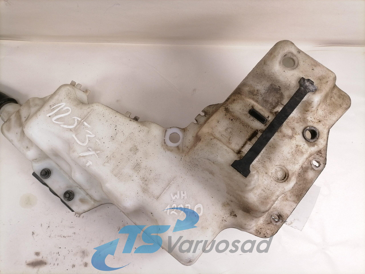 Volvo Windscreen washer fluid tank 84092259 - Limpiaparabrisas para Camión: foto 2 Volvo Windscreen washer fluid tank 84092259 - Limpiaparabrisas para Camión: foto 2