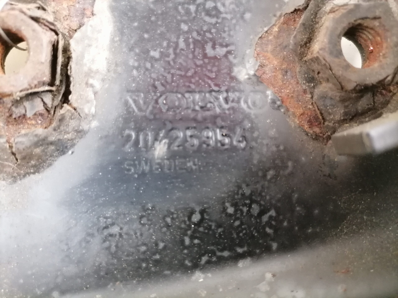 Volvo lower grille carrier hinge 20425954 - Parrilla para Camión: foto 4 Volvo lower grille carrier hinge 20425954 - Parrilla para Camión: foto 4