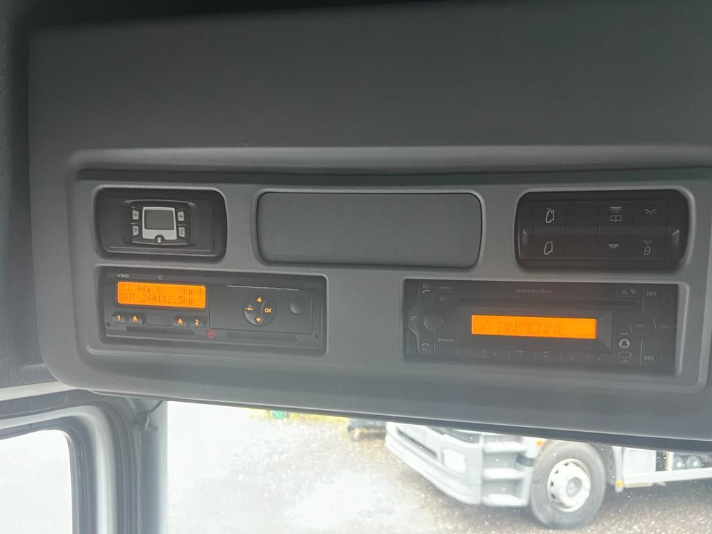 Mercedes-Benz 1324 4X2 Koffer Plane 6 to. Hebebühne Mercedes-Benz 1324 4X2 Koffer Plane 6 to. Hebebühne - Camión caja cerrada: foto 4 Mercedes-Benz 1324 4X2 Koffer Plane 6 to. Hebebühne Mercedes-Benz 1324 4X2 Koffer Plane 6 to. Hebebühne - Camión caja cerrada: foto 4