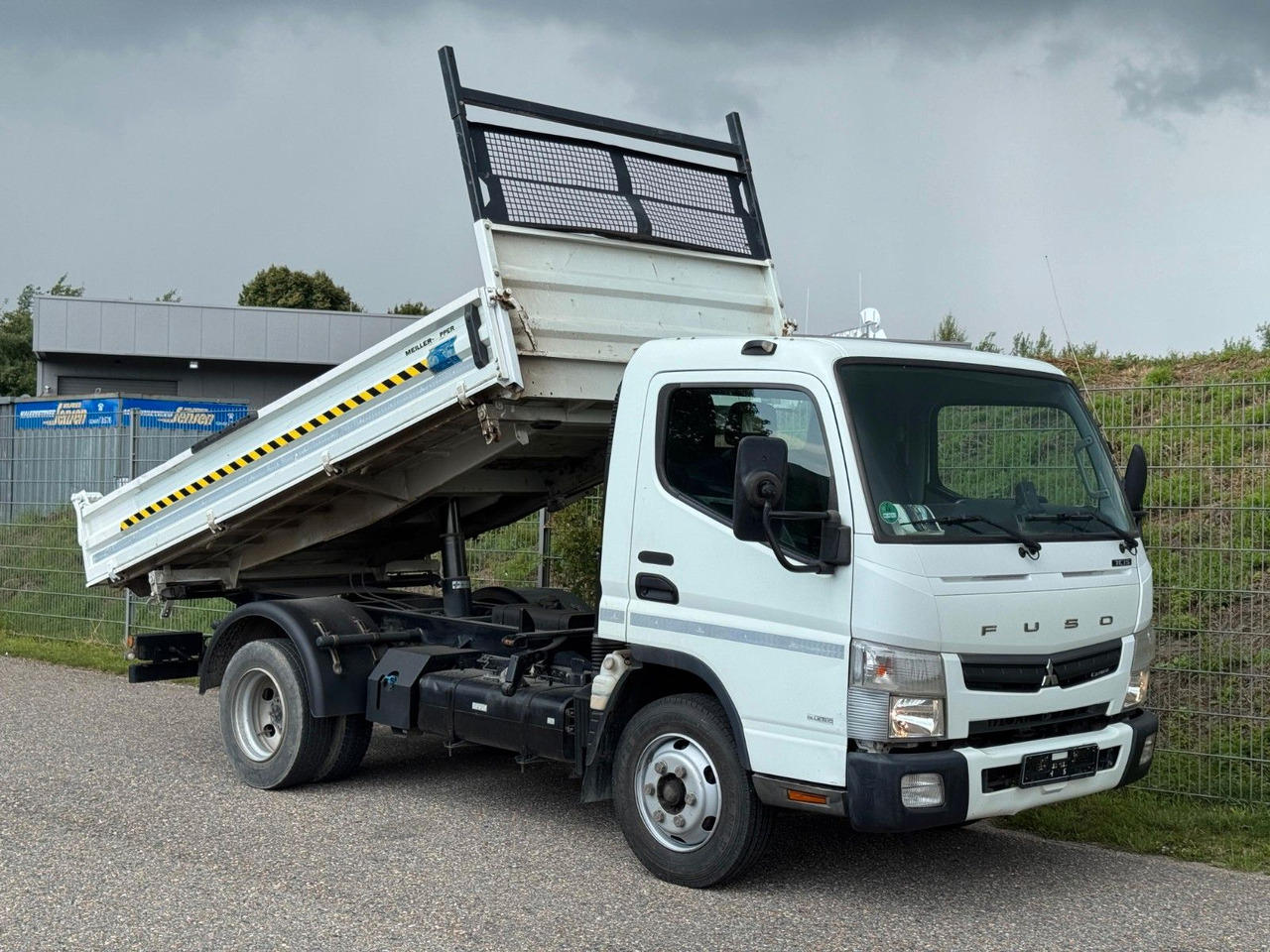 Mitsubishi 7C15 Fuso Canter 4x2 mit Meiller 3S. Kipper - Furgoneta basculante: foto 1 Mitsubishi 7C15 Fuso Canter 4x2 mit Meiller 3S. Kipper - Furgoneta basculante: foto 1