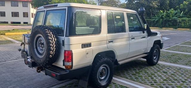 Toyota Land Cruiser 76 - Coche: foto 3 Toyota Land Cruiser 76 - Coche: foto 3