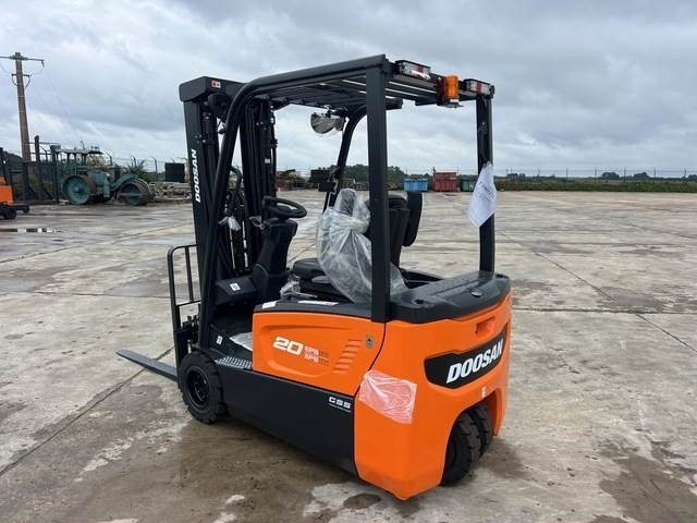 Doosan B20T-7 PLUS - Carretilla elevadora eléctrica: foto 2 Doosan B20T-7 PLUS - Carretilla elevadora eléctrica: foto 2