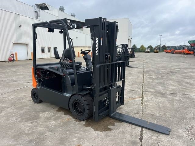 Doosan B30X-7 PLUS - Carretilla elevadora eléctrica: foto 4 Doosan B30X-7 PLUS - Carretilla elevadora eléctrica: foto 4