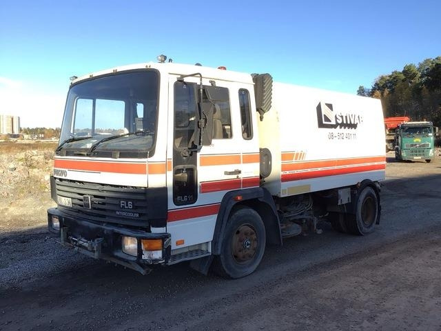 Volvo FL611 - Barredora vial: foto 1 Volvo FL611 - Barredora vial: foto 1