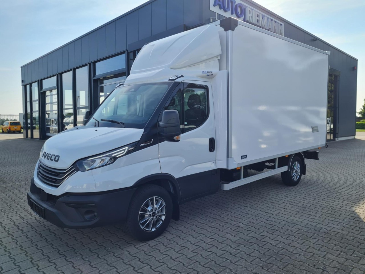 Iveco DAILY 35S18 Koffer Hi MATIC ALU KAMERA NAVI TEMPOMAT - Furgoneta caja cerrada: foto 3 Iveco DAILY 35S18 Koffer Hi MATIC ALU KAMERA NAVI TEMPOMAT - Furgoneta caja cerrada: foto 3