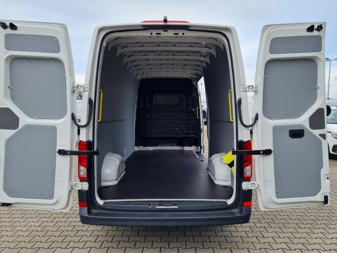 Volkswagen Crafter 35 Kasten lang L4H2 KLIMA NAVI_APP HOLZB - Furgón: foto 5 Volkswagen Crafter 35 Kasten lang L4H2 KLIMA NAVI_APP HOLZB - Furgón: foto 5