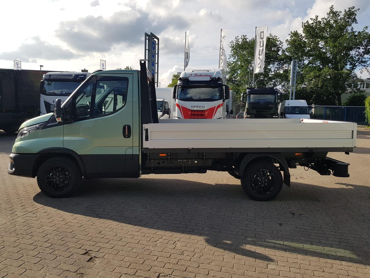 Iveco Daily 35S14HA8 Pritsche AHK 100 kW (136 PS),... - Furgoneta caja abierta: foto 2 Iveco Daily 35S14HA8 Pritsche AHK 100 kW (136 PS),... - Furgoneta caja abierta: foto 2