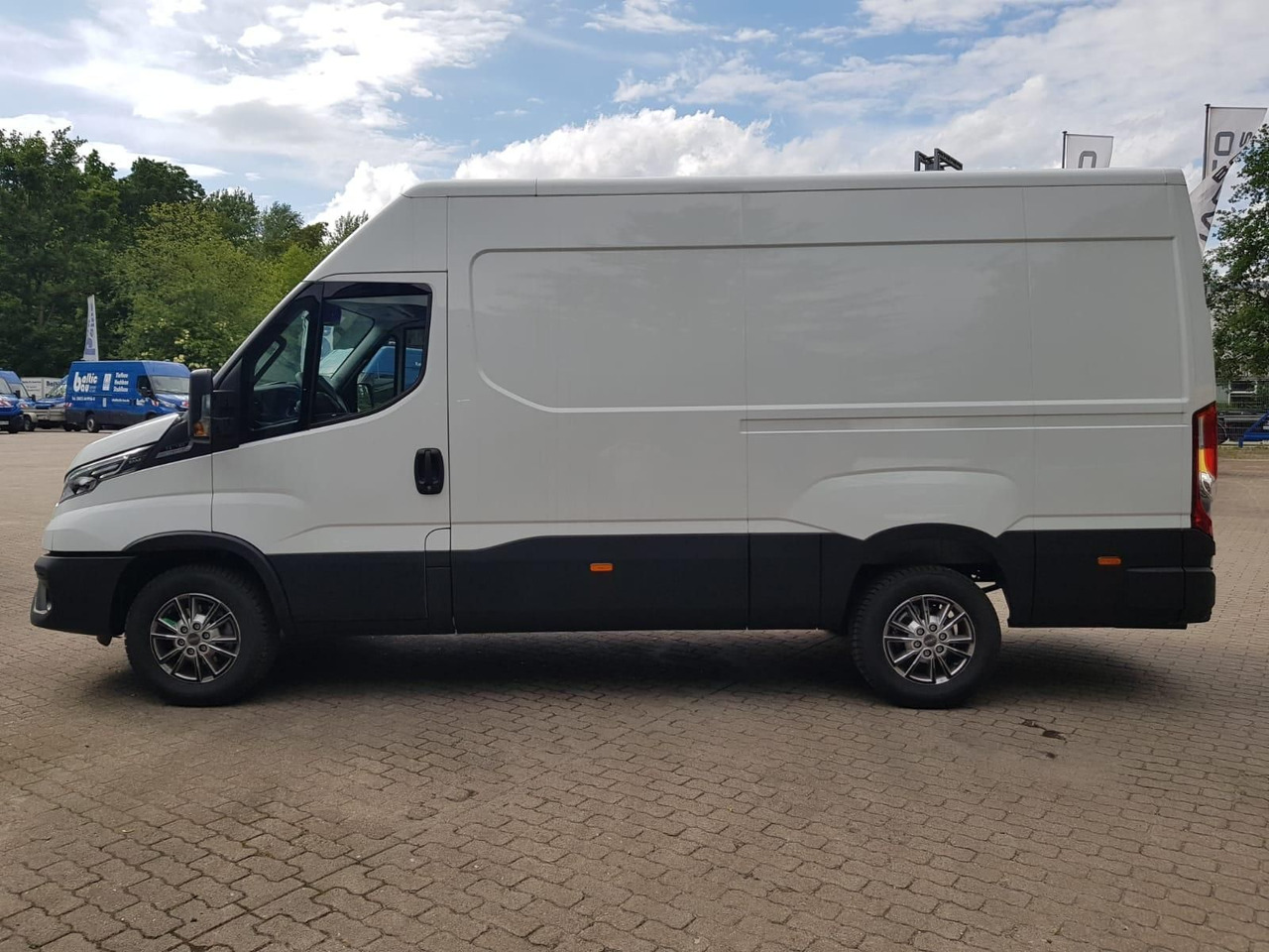 Iveco Daily 35S18HA8 V 3520L mit AHK, Rückfahrkamer... - Furgón: foto 2 Iveco Daily 35S18HA8 V 3520L mit AHK, Rückfahrkamer... - Furgón: foto 2