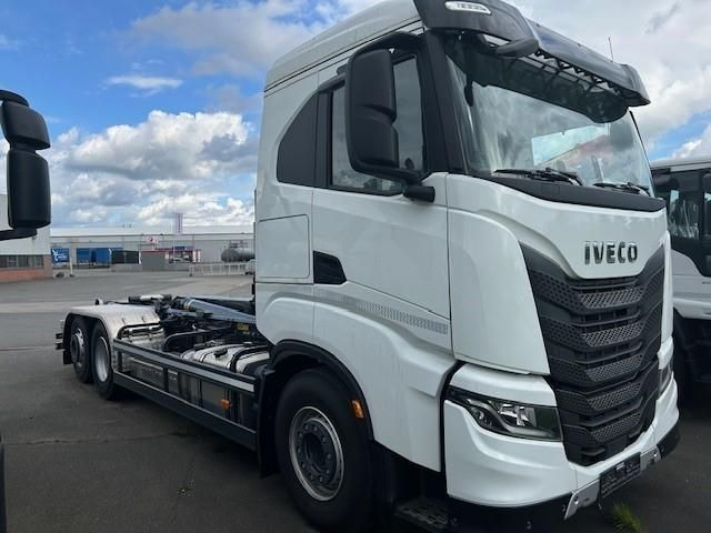 Iveco X-WAY AS280X49Y/PS ON Abrollkipper Hiab 21S.... - Camión multibasculante: foto 1 Iveco X-WAY AS280X49Y/PS ON Abrollkipper Hiab 21S.... - Camión multibasculante: foto 1
