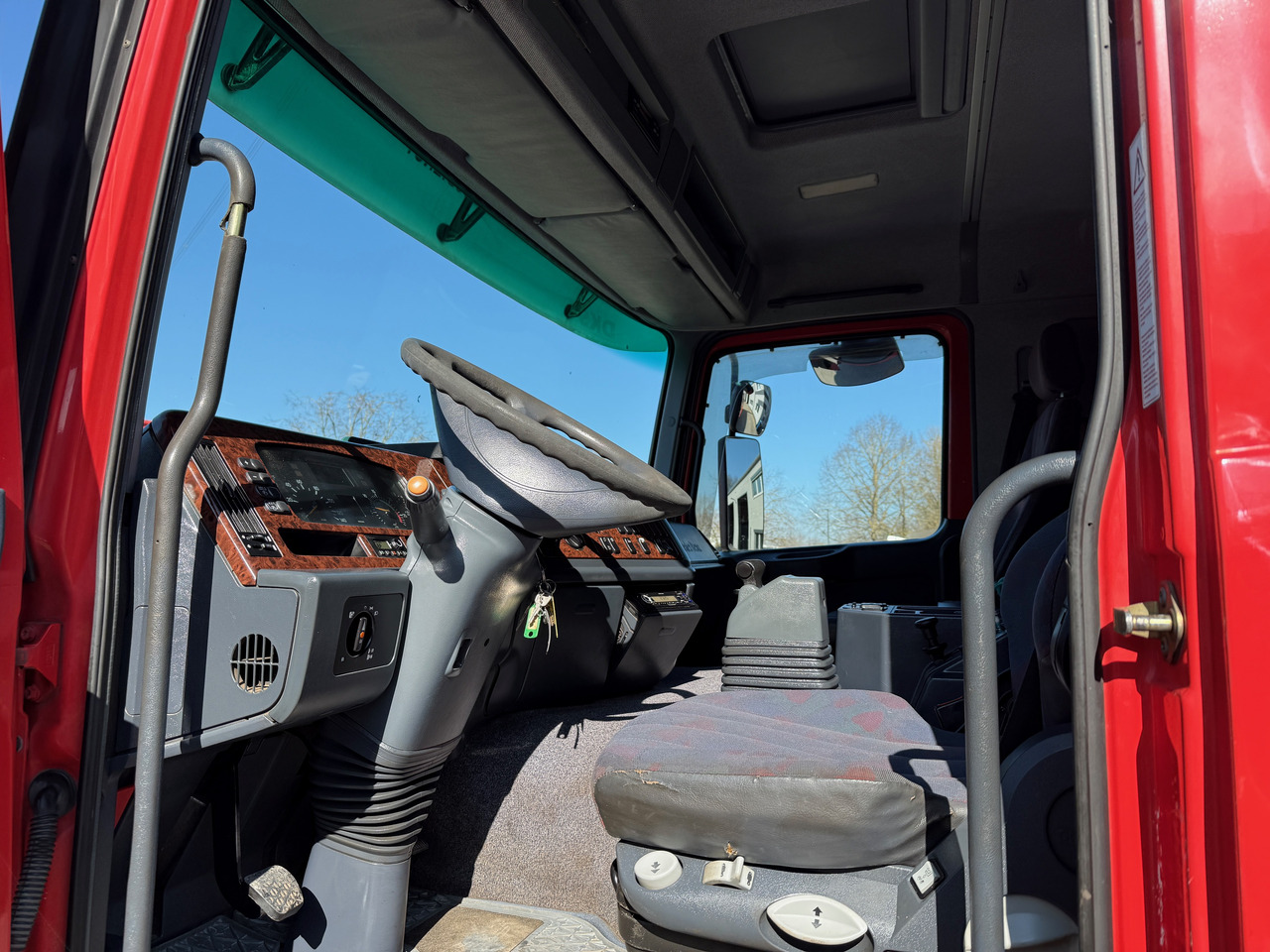 Foto del interior 1: Camión Mercedes-Benz 2540 Actros MP1 Baumaschinentrnasporter