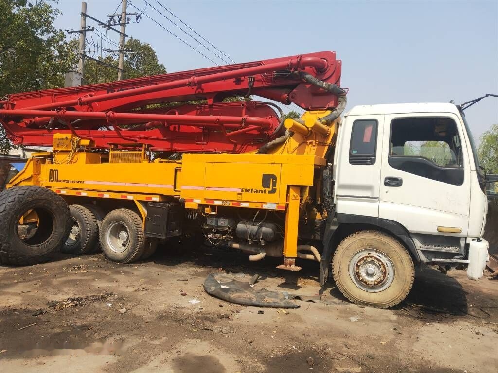 Isuzu Putzmeister on chassis - Camión bomba de hormigón: foto 2 Isuzu Putzmeister on chassis - Camión bomba de hormigón: foto 2