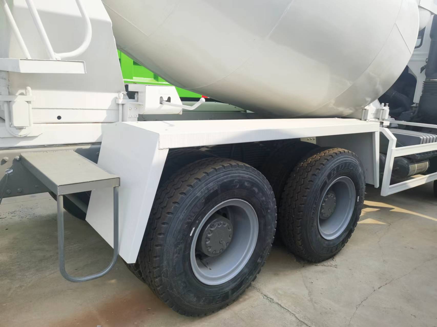 Sinotruk HOWO 371 6*4 Concrete mixer truck - Camión hormigonera: foto 4 Sinotruk HOWO 371 6*4 Concrete mixer truck - Camión hormigonera: foto 4