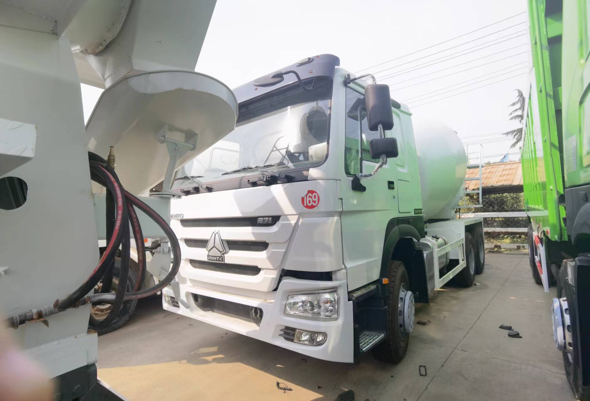 Sinotruk HOWO 371 6*4 Concrete mixer truck - Camión hormigonera: foto 3 Sinotruk HOWO 371 6*4 Concrete mixer truck - Camión hormigonera: foto 3
