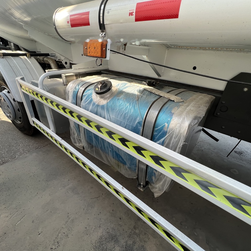 Camión cisterna Sinotruk HOWO 371 8*4 Tank truck: foto 7