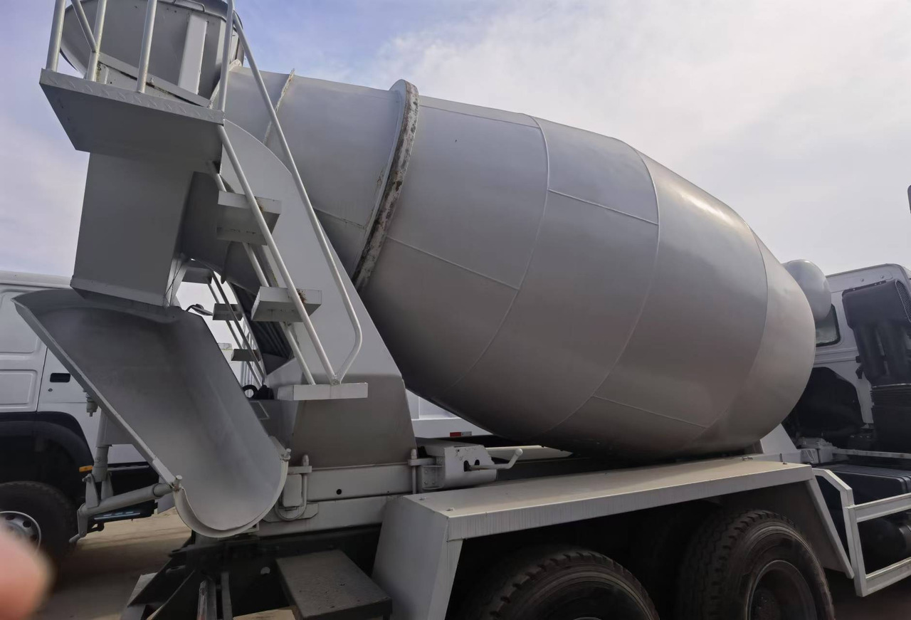 Sinotruk HOWO 371 Concrete mixer truck - Camión hormigonera: foto 3 Sinotruk HOWO 371 Concrete mixer truck - Camión hormigonera: foto 3
