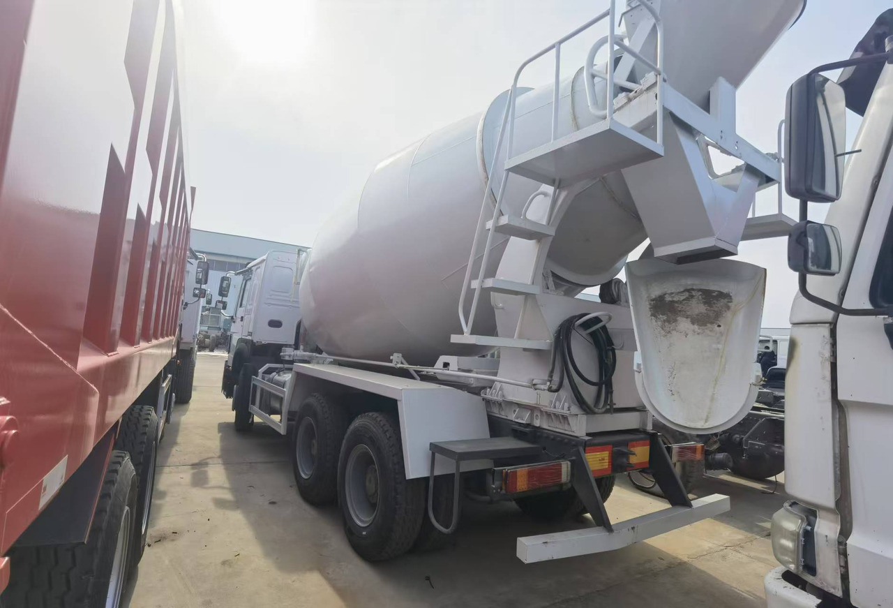 Sinotruk HOWO 371 Concrete mixer truck - Camión hormigonera: foto 3 Sinotruk HOWO 371 Concrete mixer truck - Camión hormigonera: foto 3